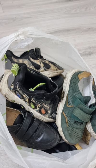 Продам детскую обувь и форму!