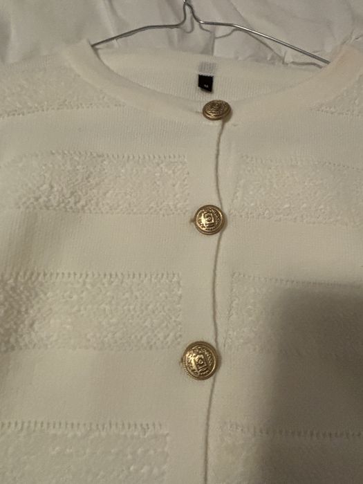 Plover alb cu nasturi metalici