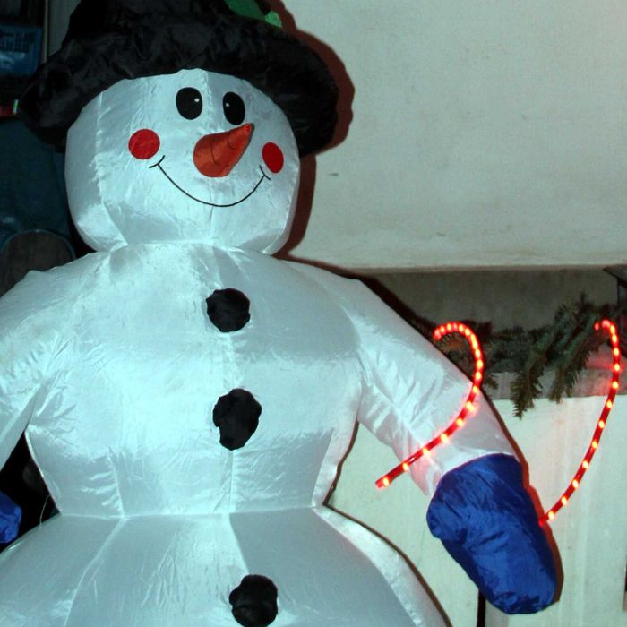 Om de zapada autogonflabil, decor de Sarbatori pentru copii