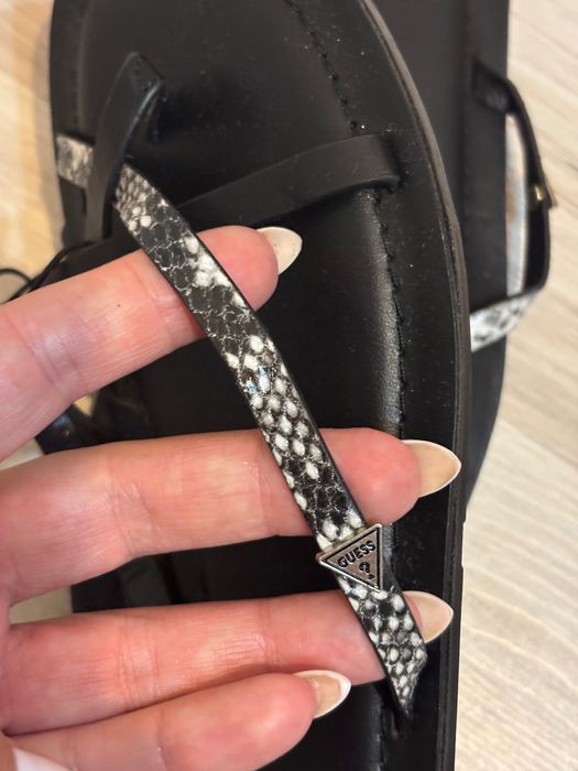 Нови Дамски чехли GUESS