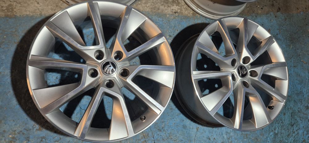 Jante 18 5x112  skoda karoq .etc
ET 45
7j
CB: 57,1
Originale Skoda Ko