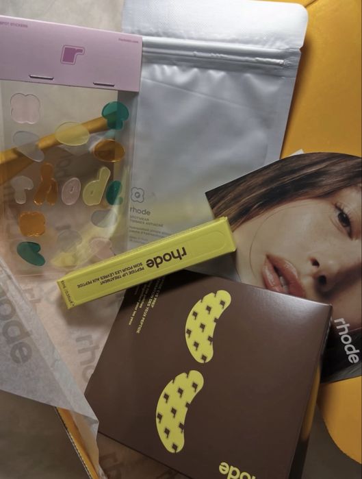 Оригинални лимитирани rhode x Justin Bieber, Hailey Bieber: Caramelized Banana Lip Gloss гланц, Eye Patches пачове за очи и цветни лепенки за пъпки