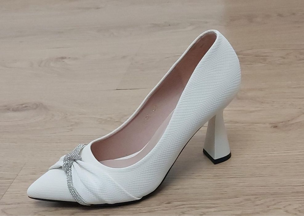 Белые женские туфли
