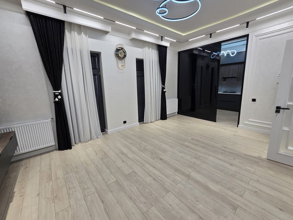 Fargona shaxar yangi markaziy  bank oldida 3 xonalik luks uy sotiladi