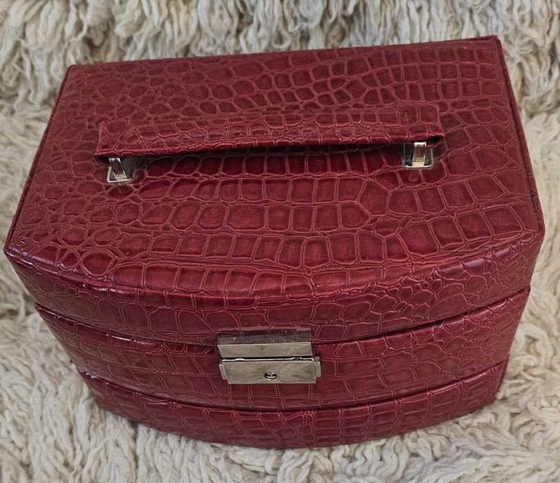 Две куфарчета за бижута, апаратура и др.