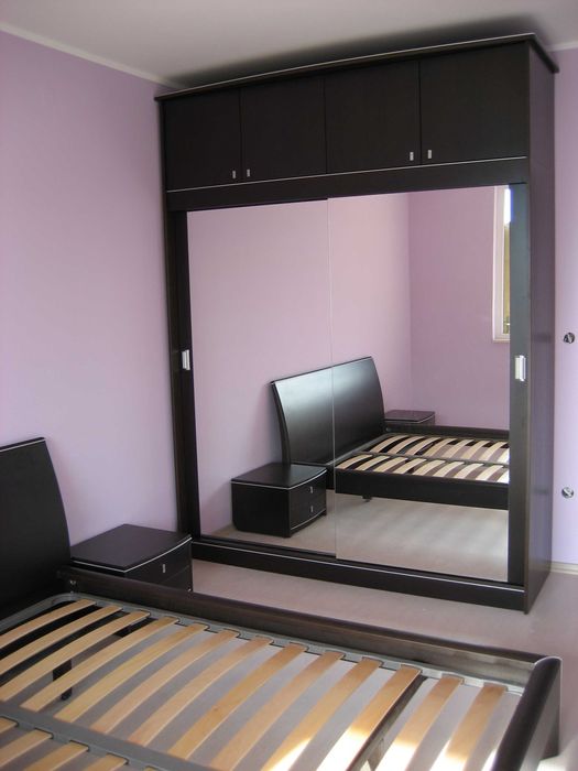 Спалня МДФ естествен фурнир с 2 нощни шкафчета