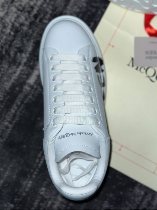 Alexander McQueen alb cu negru