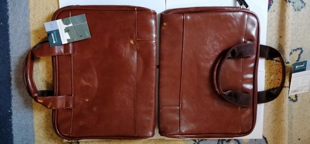 Geanta laptop maronie laptop noua sigilata cu eticheta magazin.