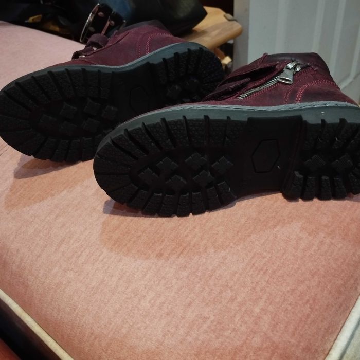 Продавам детски ботушки номер 28