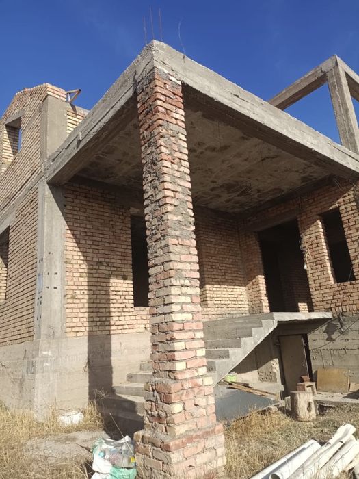 Недостроенный дом мансард