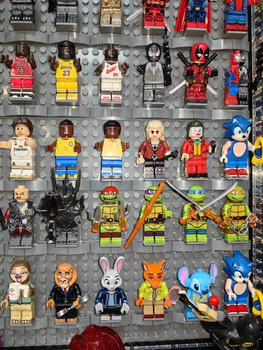 Продам Лего человечки