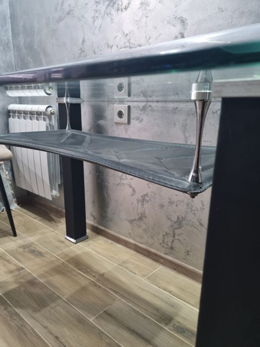 Продаю стеклянный стол