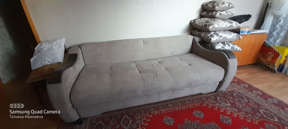 Продам диван в комплекте с подушками