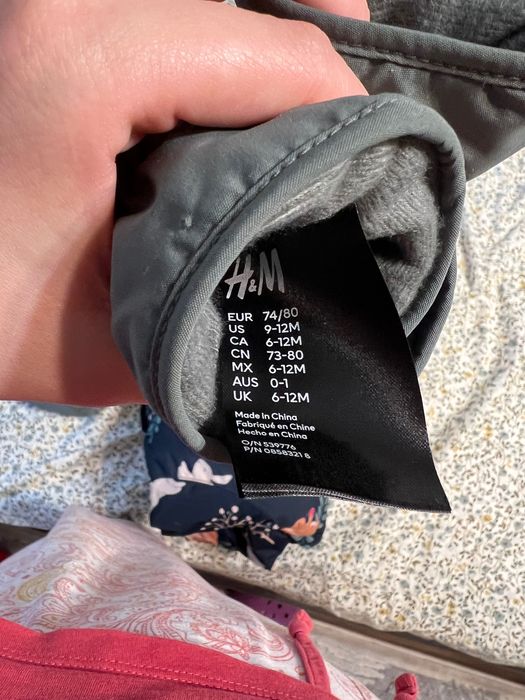 Combinezon H&M mărimea 74 cu botoșei și mănuși, noi