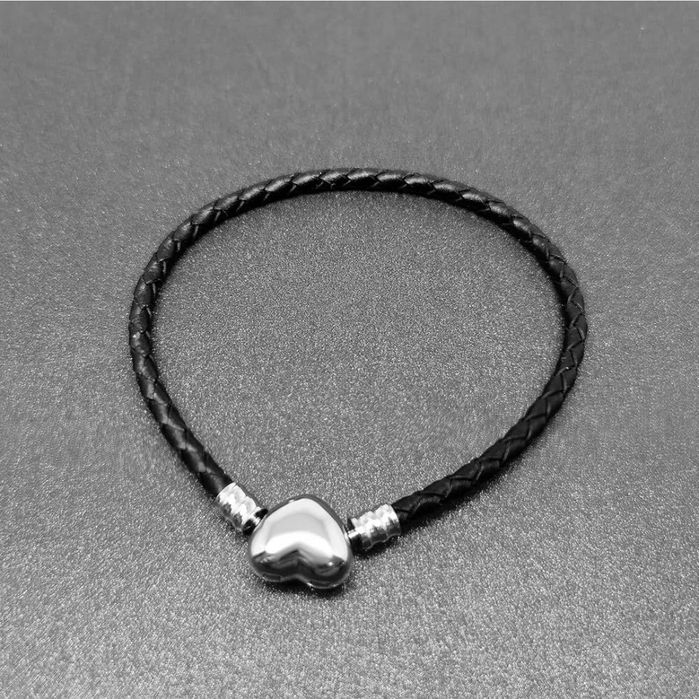 Кожена гривна със сребърно сърце