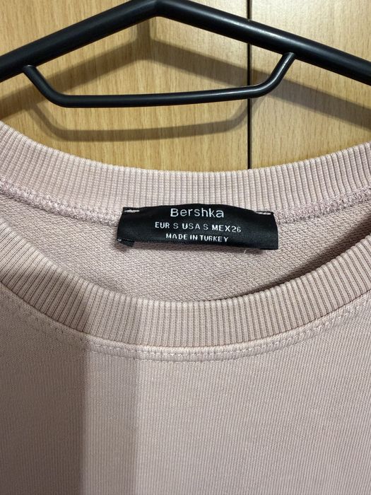 Bluza lunga Bershka cu perle – Roz pudră – Mărimea S