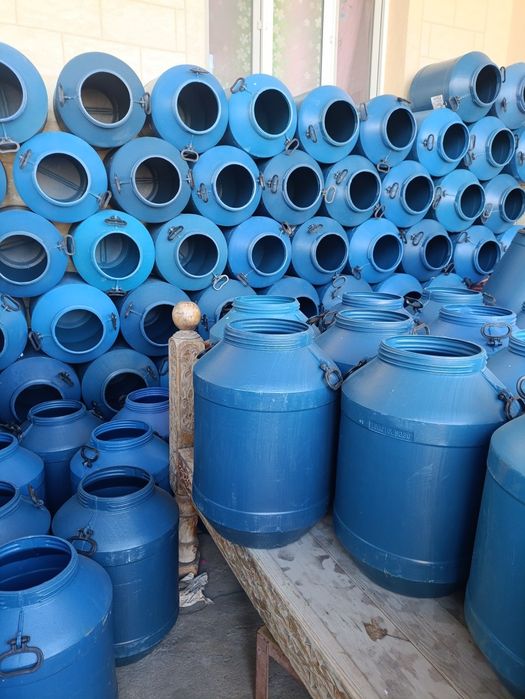 Xar xil turdagi plastmas va temir bochkalari bor