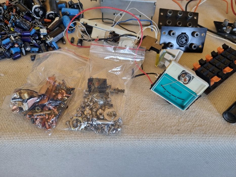 Pachet dif Condensatori, componente Kenwood KR 5200, etc