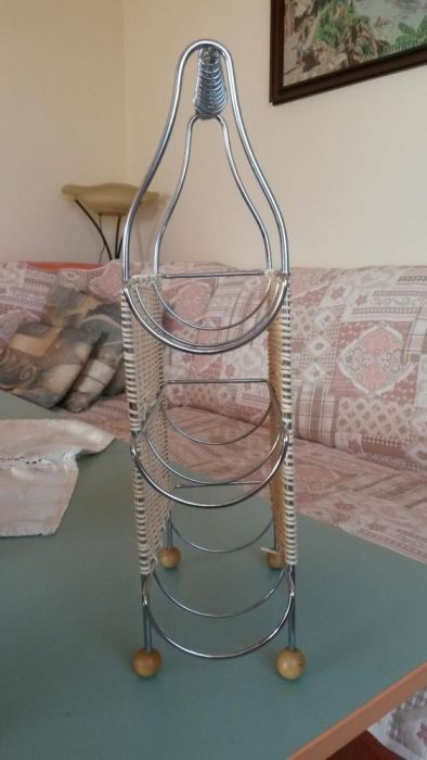 Елегантна поставка за вино и декорация