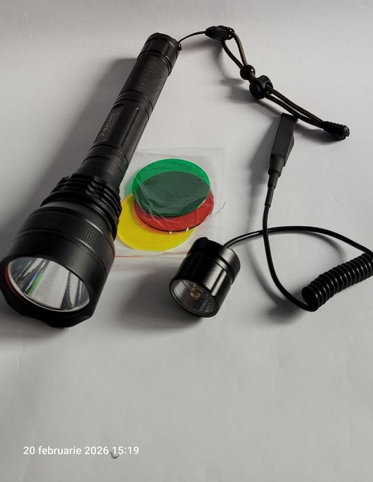 Lanternă tactică cu buton mobil on/of.