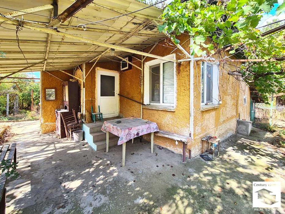 155078 Едноетажна къща с равен двор, кладенец и гараж в с. Сушица