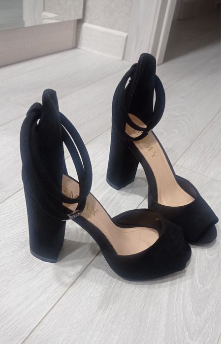 Босоножки на каблуке