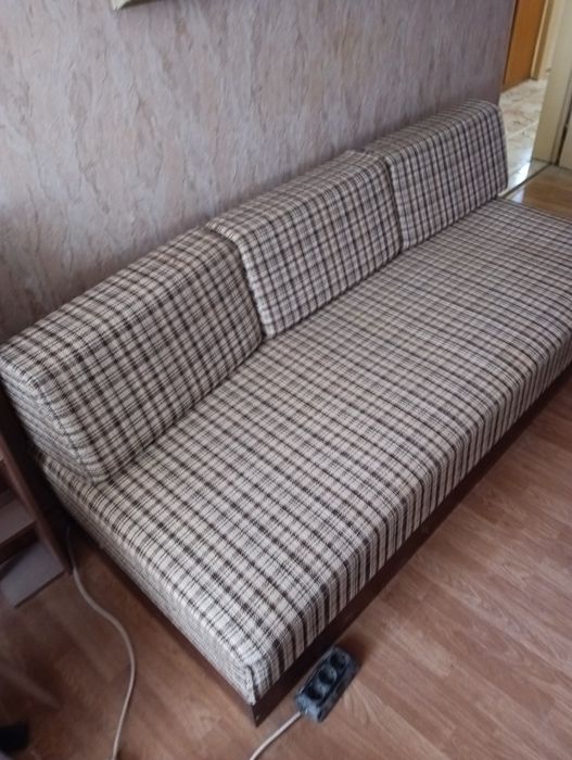 Диван с ракла и възглавници