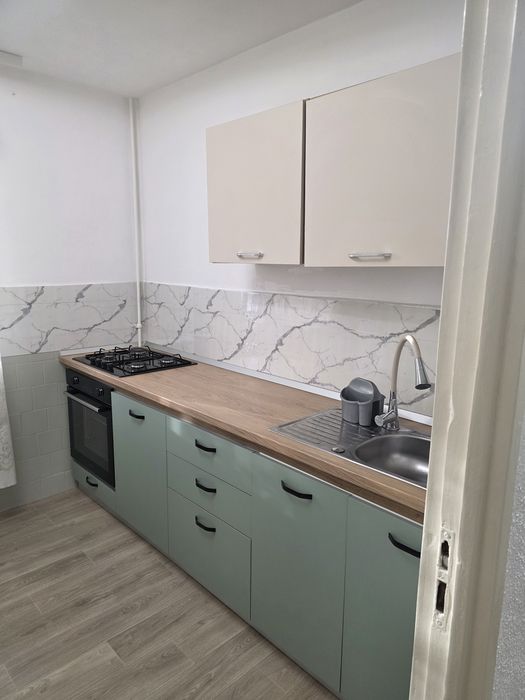 Inchiriez apartament 2 camere, decomandat, balcon, proaspat renovat, mobilat, utilat Arad, zona Aradul Nou vizavi de Gara, bloc reabilitat.