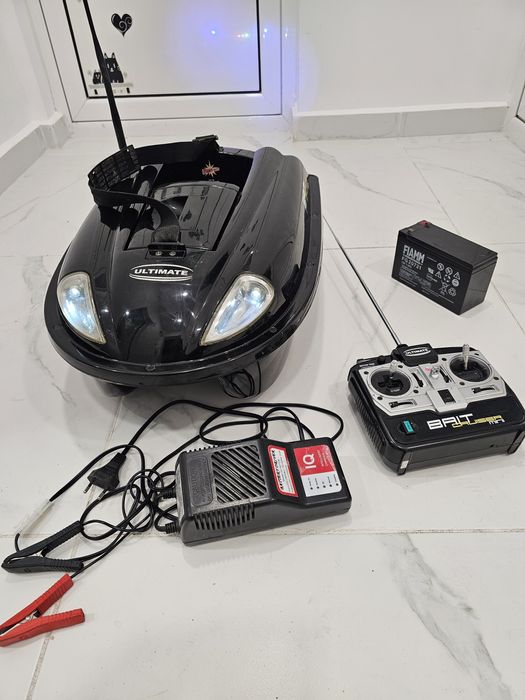 Лодка за захранка и поставяне на шамандура