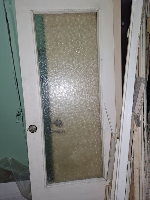 Двери б/у со стеклом иесть глухие