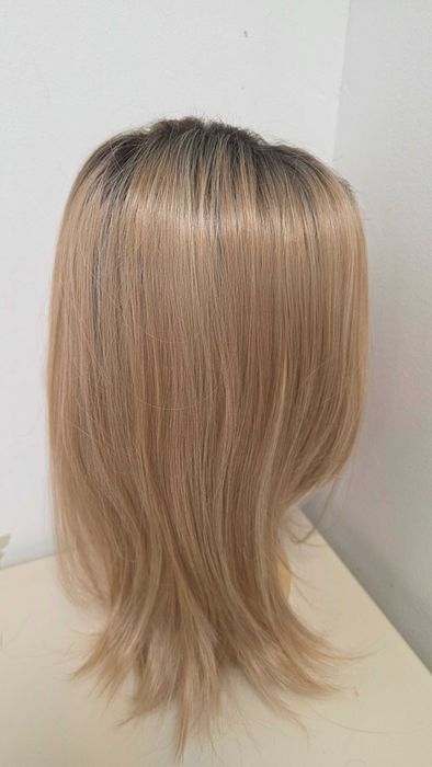 Perucă HAIRCUBE blond bej cu rădăcini închise, bob lung până la umeri