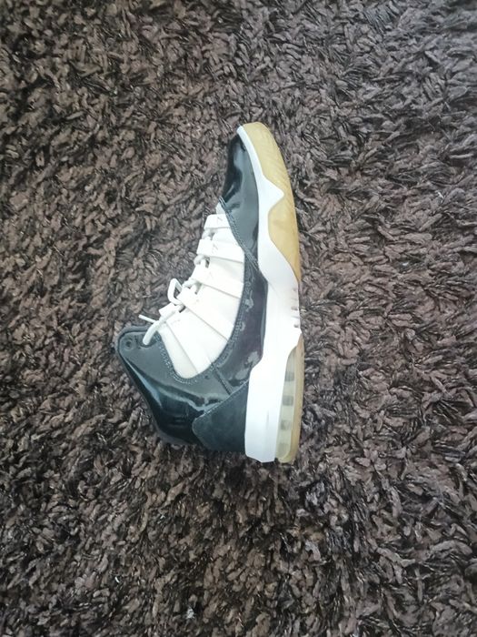 Jordan aura max, black and white