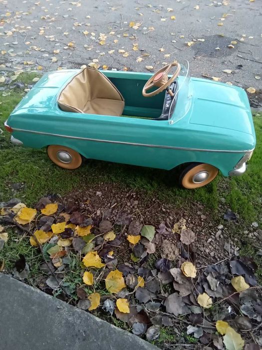 Продавам метална детска ретро кола с педали МОСКВИЧ количка