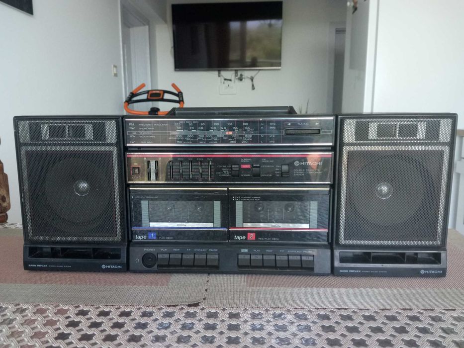 Антикварен модел радиокасетофон-Hitachi.За ремонт,майстор,части.