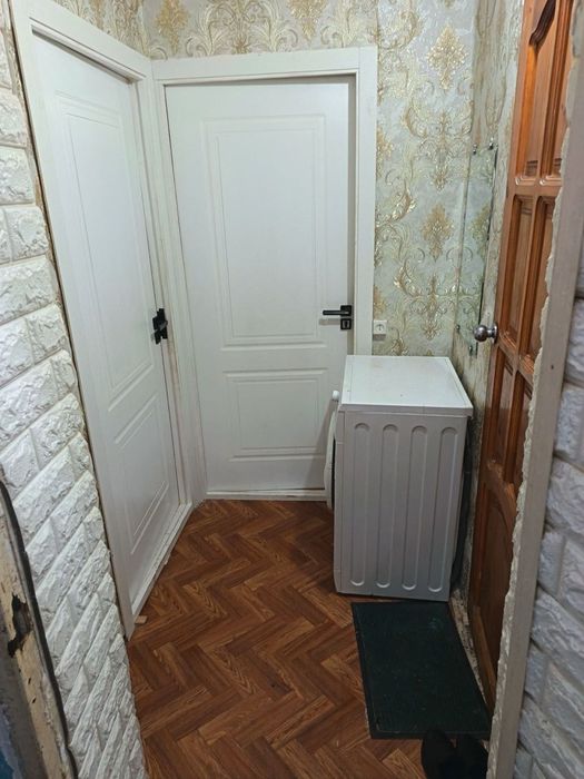 Qorasaroy 1/1/4 srochno sotiladi garaji bor