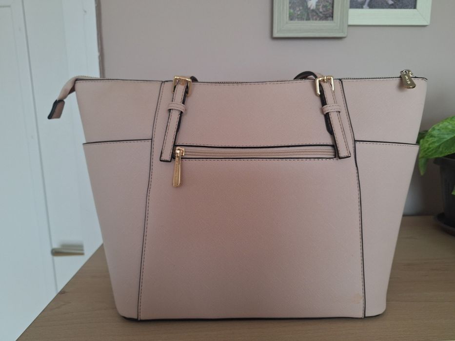 Продавам 2бр. Дамски чанти