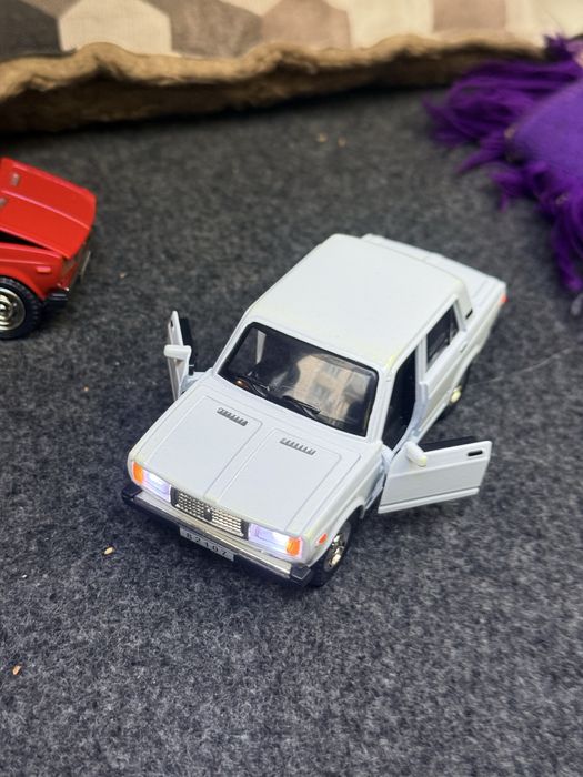 Игрушки модельки металичиские