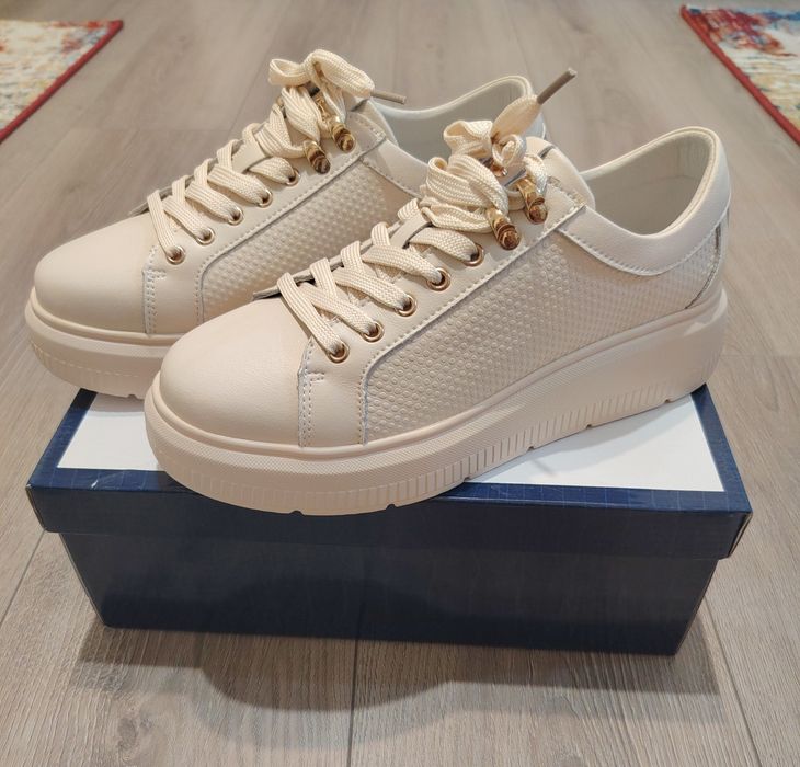 Vând sneakers noi, cu etichetă, piele naturala, mărimea 39