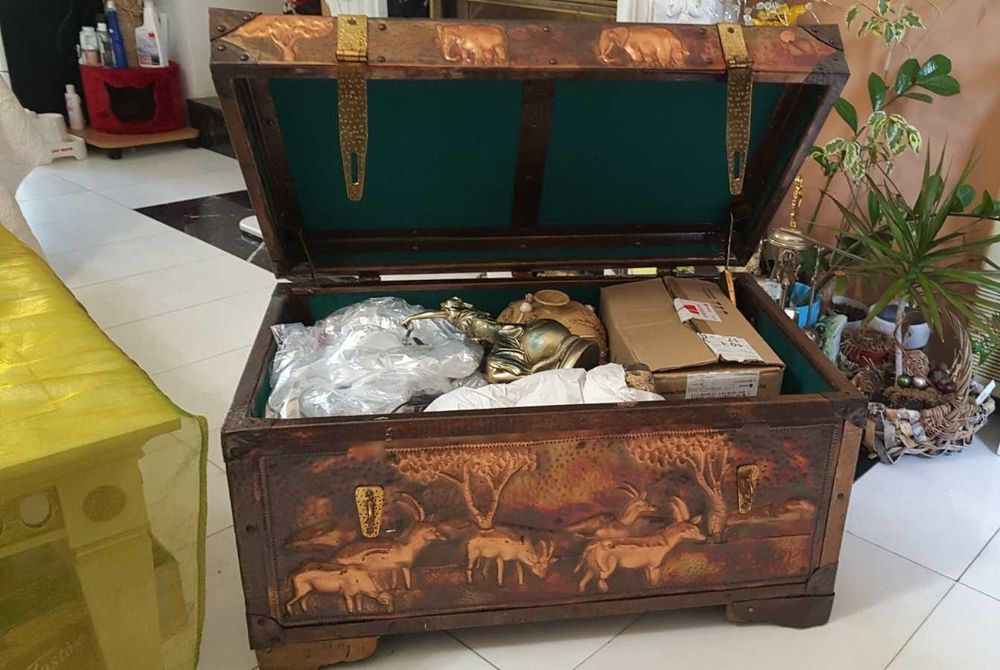 Старинна ракла с африкански мотиви от кована мед