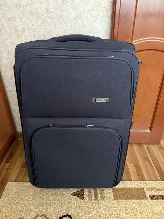 Черный чемодан дорожный