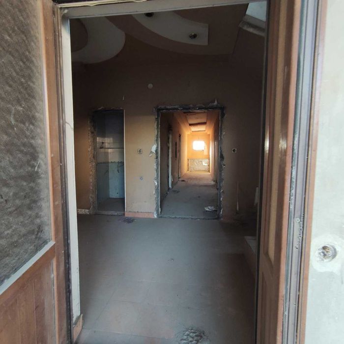 Продается участок с двух-этажным домом,рядом с Мечетью.