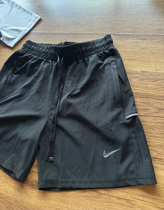 Мъжки къс екип Nike тениската е дишаща материя,панталонките са шушлекови