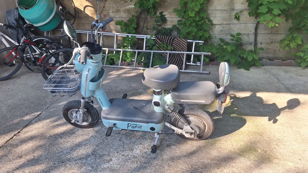Scuter electric ,de 2 persoane, are oglinzi ,modul de parcare, frânele prind bine