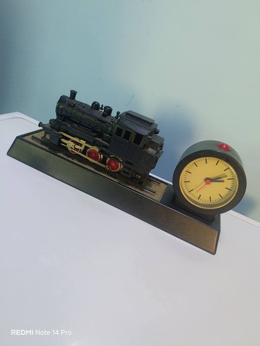 Винтидж аналогов часовник с локомотив