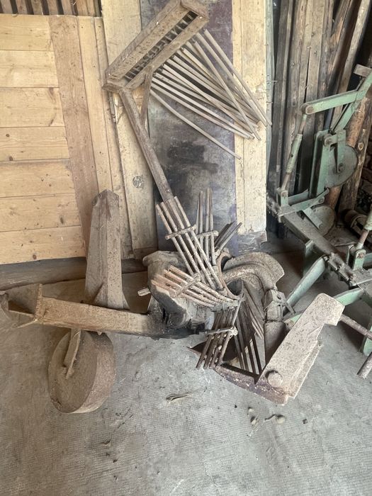 Utilaj de scos cartofi pe un rand montaj pe tractor