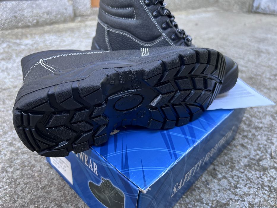 Защитни работни обувки