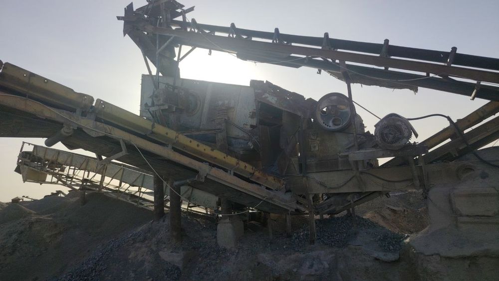 Tosh maydalash (drobilka) zavodi sotiladi.