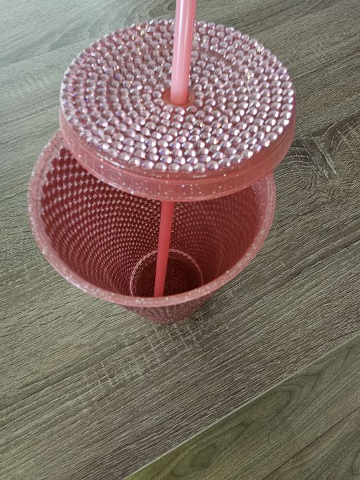 Уникален подарък! Пластмасови чаши и бутилки за вода с ръчно лепени ка