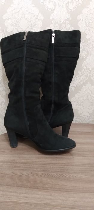 Продаются женские сапоги