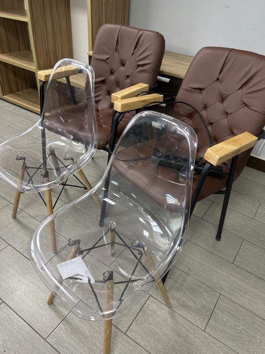 Прозрачные стулья